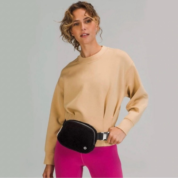 NWT Lululemon Everywhere Fleece Belt Bag in Black - Picture 6 of 8